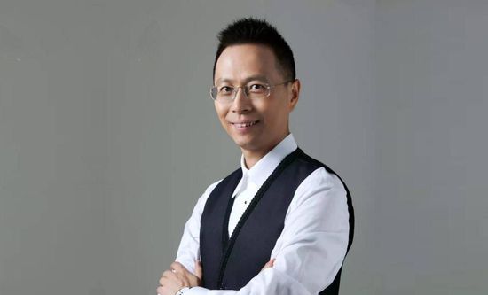 在露出光的公园里